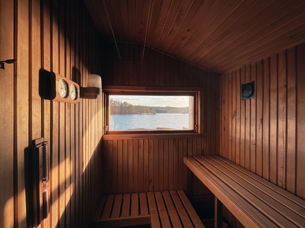 北欧の湖を望むサウナ小屋